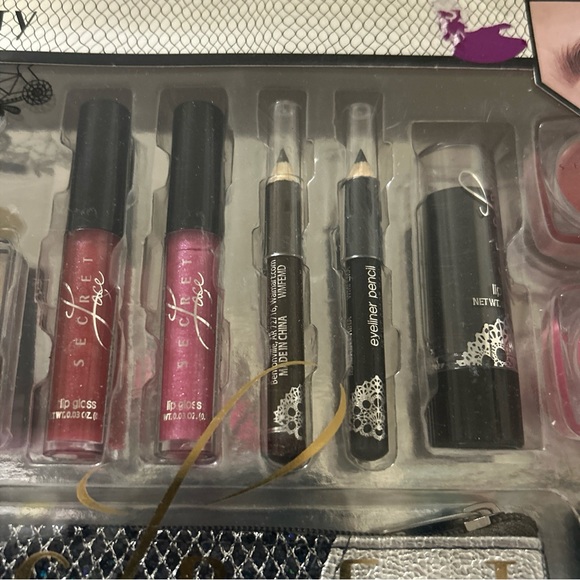 Alluring Beauty Makeup Bundle Set Comes With Bag Eyeshadows Polish Lip Color NIB - Picture 4 of 10